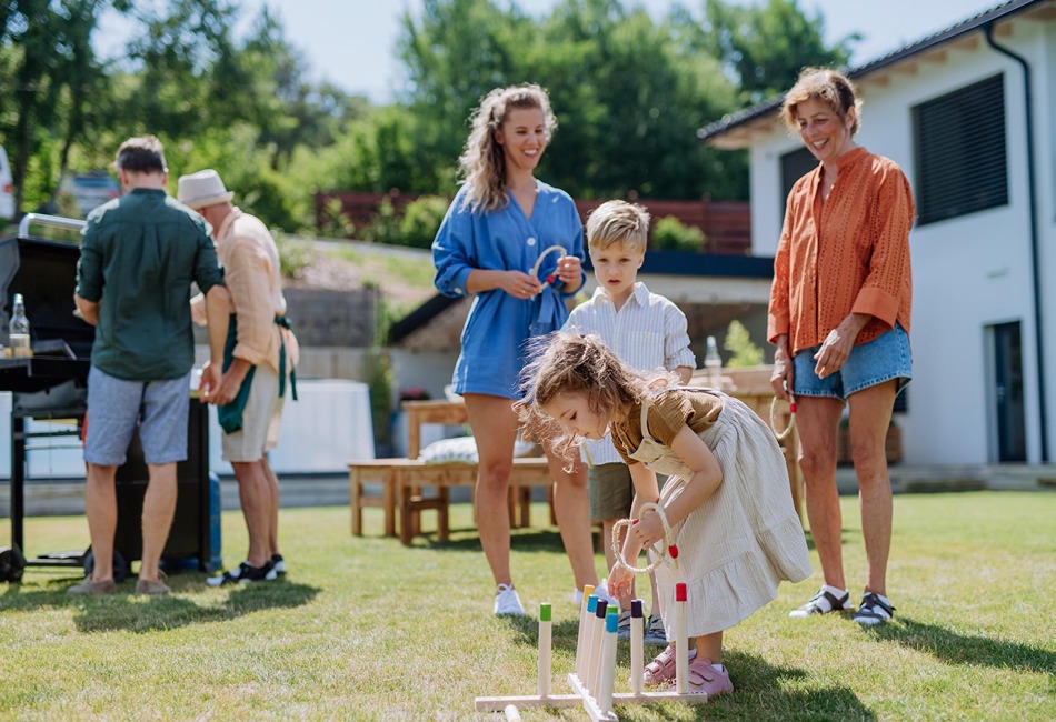 Family Reunion Outdoor Games - playing cornhole. Photo credit Freepik